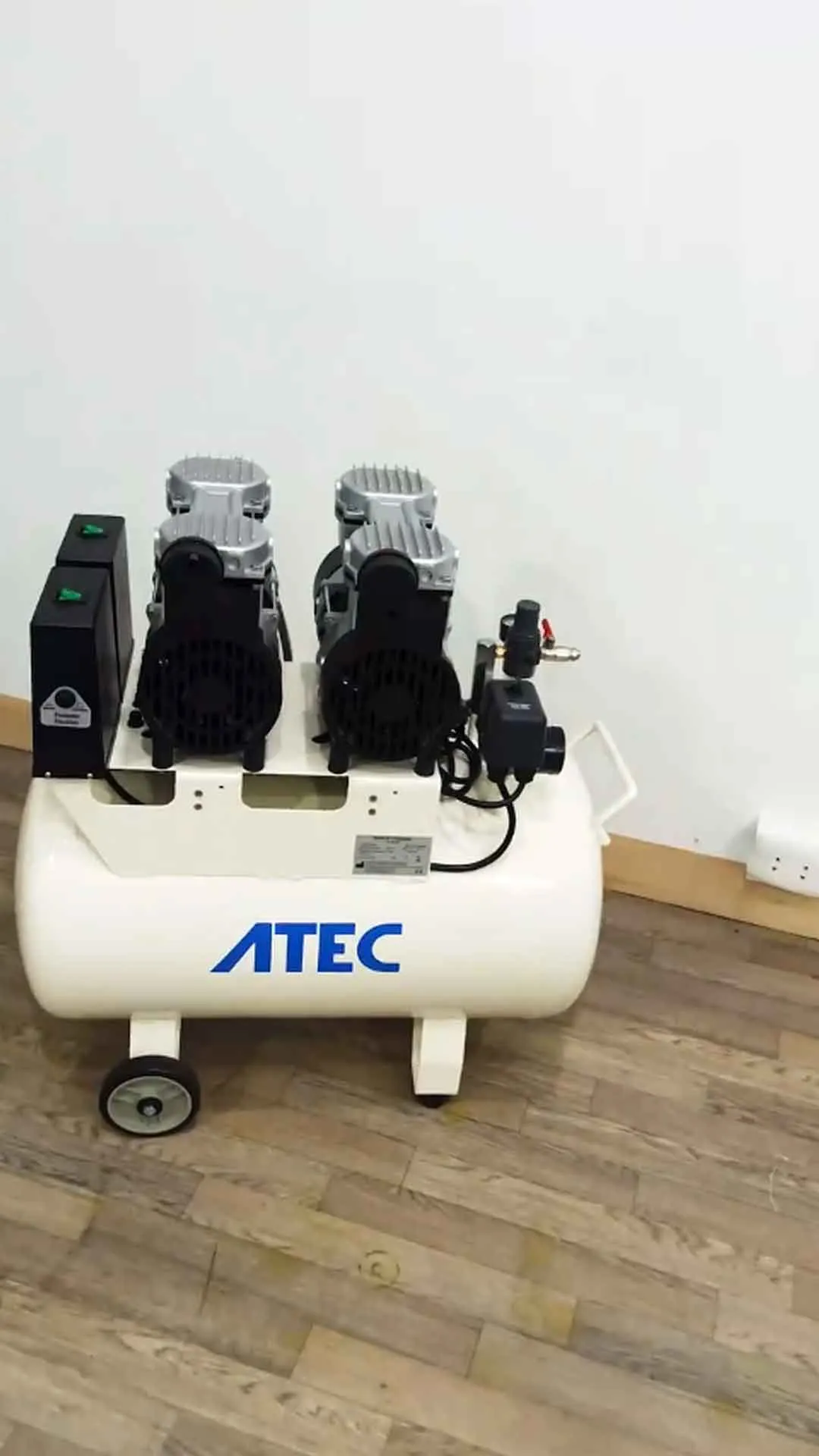 Compresora ATEC 2HP Libre de Aceite para Odontología<span class="flyd-subtitulo-bold">Profesional y Silenciosa</span> Compresora ATEC 2HP Libre de Aceite para Odontología<span class="flyd-subtitulo-bold">Profesional y Silenciosa</span> - Odontología Profesional FlyD SAC