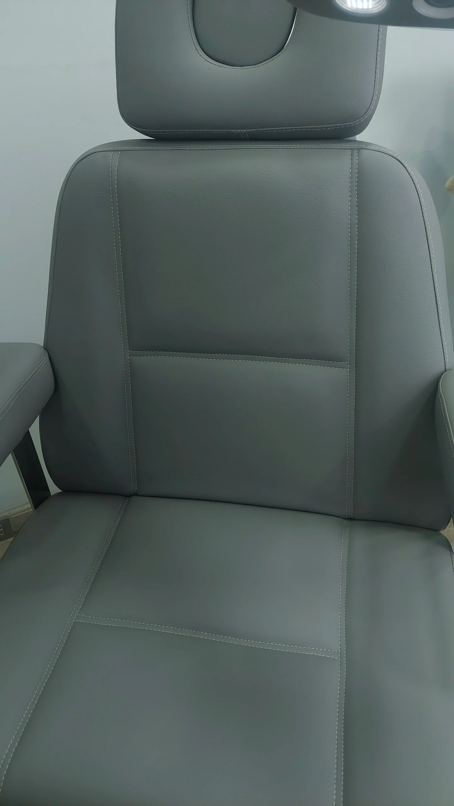 Camilla Eléctrica de 3 Motores con Lámpara LED para Cirugía Estética e Implantes Camilla Eléctrica de 3 Motores con Lámpara LED para Cirugía Estética e Implantes - Distribuidor Autorizado en Lima