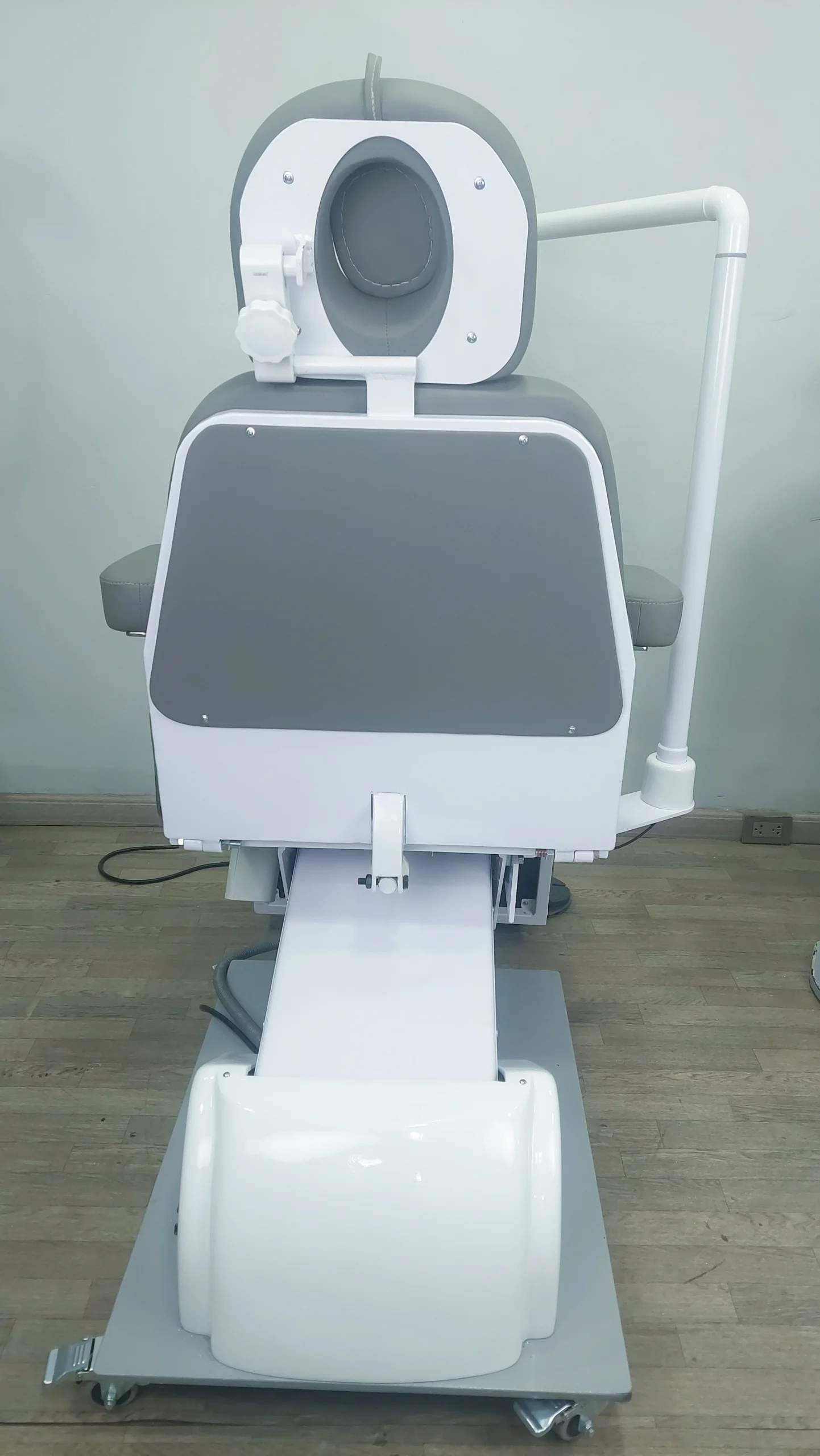 Camilla Eléctrica de 3 Motores con Lámpara LED para Cirugía Estética e Implantes Camilla Eléctrica de 3 Motores con Lámpara LED para Cirugía Estética e Implantes - Distribuidor Autorizado en Lima