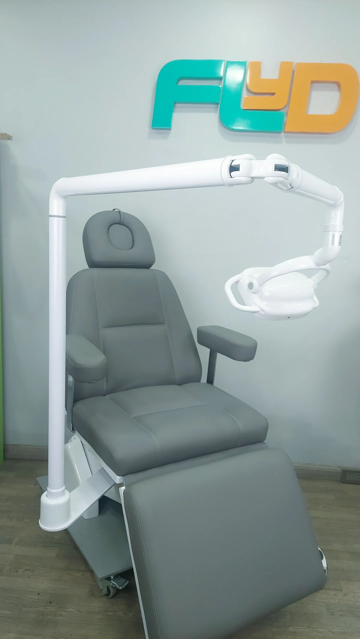 Camilla Eléctrica de 3 Motores con Lámpara LED para Cirugía Estética e Implantes Camilla Eléctrica de 3 Motores con Lámpara LED para Cirugía Estética e Implantes - Distribuidor Autorizado en Lima